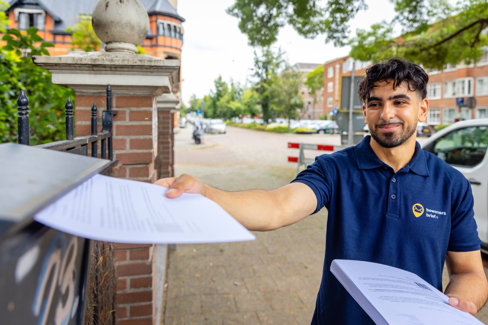 Bezorger van Bewonersbrief.nl onderweg met brieven